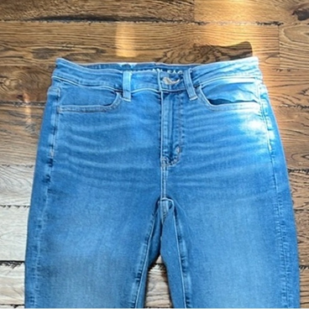 American Eagle women’s Next Level Stretch. Medium wash. Size 4 reg. NWT